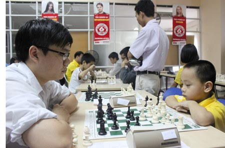 Mặc dù đấu với những đối thủ lớn tuổi, có tiếng nhưng các "kiện tướng" nhỏ tuổi vẫn rất bình tĩnh và tự tin để so tài