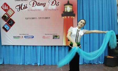 Ngoài những tiết mục sôi động còn có những tiết mục thướt tha của nhiều thí sinh "hút hồn" khán giả Ngoài những tiết mục sôi động còn có những tiết mục thướt tha của nhiều thí sinh "hút hồn" khán giả