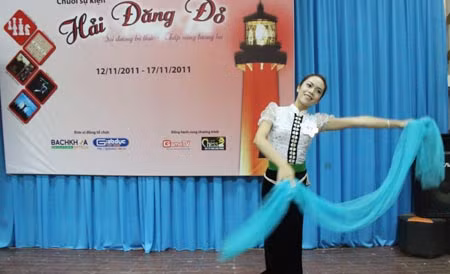 Ngoài những tiết mục sôi động còn có những tiết mục thướt tha của nhiều thí sinh "hút hồn" khán giả