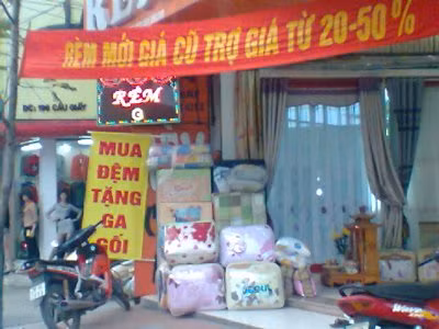 Nhiều cửa hàng thu hút khách bằng cách mua đệm tặng ga gối.