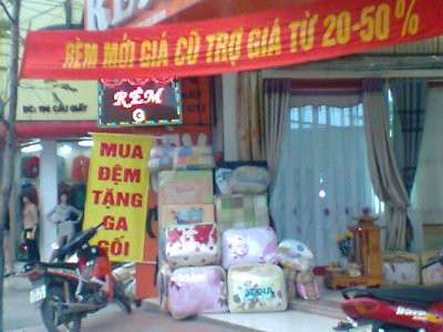 Nhiều cửa hàng thu hút khách bằng cách mua đệm tặng ga gối. Nhiều cửa hàng thu hút khách bằng cách mua đệm tặng ga gối.