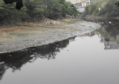 Xưởng sản xuất của anh S nằm ngay cạnh con sông chết. Dòng nước đen ngòm và mùi hôi thối bốc lên quyện chặt với mùi thơm từ bánh cuốn bay ra tạo nên một không gian ngột ngạt. Xưởng sản xuất của anh S nằm ngay cạnh con sông chết. Dòng nước đen ngòm và mùi hôi thối bốc lên quyện chặt với mùi thơm từ bánh cuốn bay ra tạo nên một không gian ngột ngạt.