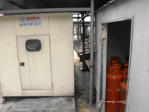 Máy phát điện và các bình gas tại tầng trệt chung cư Bắc Hà được đặt cách nhau chỉ vài chục cm, nguy cơ gây ra cháy nổ có thể xảy ra bất cứ lúc nào. Máy phát điện và các bình gas tại tầng trệt chung cư Bắc Hà được đặt cách nhau chỉ vài chục cm, nguy cơ gây ra cháy nổ có thể xảy ra bất cứ lúc nào.