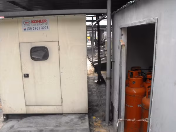 Máy phát điện và các bình gas tại tầng trệt chung cư Bắc Hà được đặt cách nhau chỉ vài chục cm, nguy cơ gây ra cháy nổ có thể xảy ra bất cứ lúc nào.