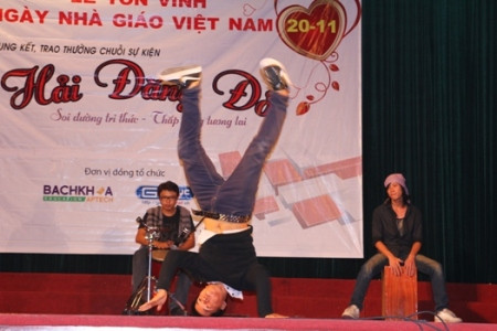 Hội trường nóng lên với những màn trình diễn khá ấn tượng và xuất sắc từ các đội chơi Hội trường nóng lên với những màn trình diễn khá ấn tượng và xuất sắc từ các đội chơi