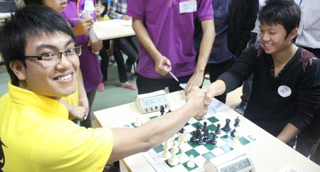 Những nụ cười và những cái bắt tay thể hiện tinh thần đoàn kết, mang tính chất giao lưu, học hỏi của các cờ thủ