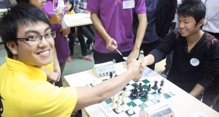 Những nụ cười và những cái bắt tay thể hiện tinh thần đoàn kết, mang tính chất giao lưu, học hỏi của các cờ thủ