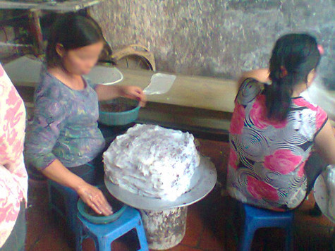 Để tăng độ thơm cho bánh những người làm bánh ở đây không hề đeo gang tay, vô tư nhúng tay không vào bát mỡ đen phi với hành và vỗ vào bánh. Để tăng độ thơm cho bánh những người làm bánh ở đây không hề đeo gang tay, vô tư nhúng tay không vào bát mỡ đen phi với hành và vỗ vào bánh.