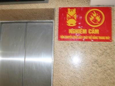 Mặc dù cấm nhưng tại nhiều khu chung cư, người dân vẫn vận chuyển gas bằng thang máy. Ảnh: An ninh thủ đô Mặc dù cấm nhưng tại nhiều khu chung cư, người dân vẫn vận chuyển gas bằng thang máy. Ảnh: An ninh thủ đô