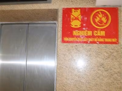 Mặc dù cấm nhưng tại nhiều khu chung cư, người dân vẫn vận chuyển gas bằng thang máy. Ảnh: An ninh thủ đô