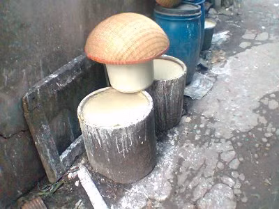 Việc ngâm bột ngoài đường mà không che đậy, không những bụi bặm của người đi đường mà cũng là nơi lý tưởng để cho chuột, gián,.. xâm nhập.