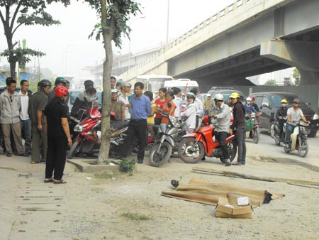 Thi thể nạn nhân được phát hiện ngay ven đường Thi thể nạn nhân được phát hiện ngay ven đường