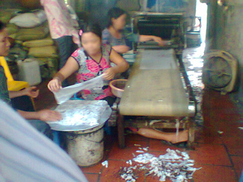 Bất kể sàn nhà ẩm ướt, đất cát... theo quan sát của PV có những lúc bánh rơi xuống đất người làm vẫn nhặt lên xếp vào như những chiếc bánh khác Bất kể sàn nhà ẩm ướt, đất cát... theo quan sát của PV có những lúc bánh rơi xuống đất người làm vẫn nhặt lên xếp vào như những chiếc bánh khác