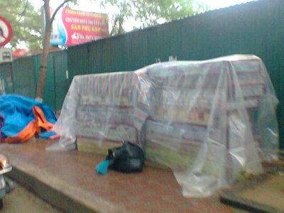 Các "cửa hàng" di động trên vỉa hè rất vất vả khi phải chạy mưa và trốn tránh lực lượng chức năng. Các "cửa hàng" di động trên vỉa hè rất vất vả khi phải chạy mưa và trốn tránh lực lượng chức năng.