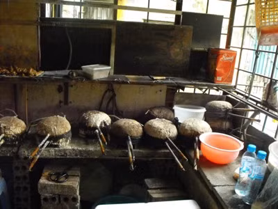 Ít ai ngờ rằng, địa chỉ cho ra lò mỗi ngày hàng ngàn chiếc bánh quế thơm ngon, đặc sản truyền thống của đất Hà thành chỉ là một khu "xưởng" rộng chưa đến 15m2, nằm trên tầng 3 dãy nhà E3, khu tập thể 8/3, phố Kim Ngưu, quận Hai Bà Trưng, Hà Nội.