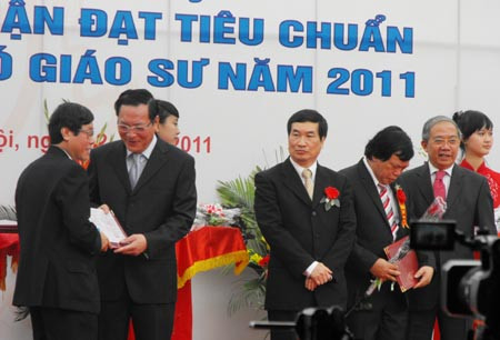 Bộ trưởng Phạm Vũ Luận trao giấy chứng nhận đạt tiêu chuẩn chức danh GS, PGS cho các tân GS, PGS năm 2011 Bộ trưởng Phạm Vũ Luận trao giấy chứng nhận đạt tiêu chuẩn chức danh GS, PGS cho các tân GS, PGS năm 2011