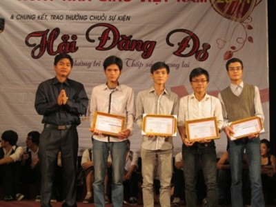 Ông Nguyễn Quốc Long, trưởng ban Truyền thông báo Giáo dục Việt Nam đã trao quà và giấy khen cho các đội xuất sắc Ông Nguyễn Quốc Long, trưởng ban Truyền thông báo Giáo dục Việt Nam đã trao quà và giấy khen cho các đội xuất sắc