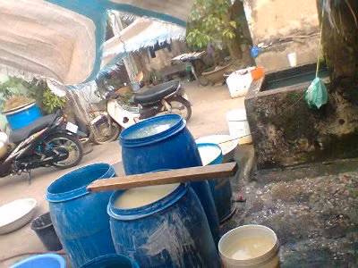 Các thùng đựng bột không hề được đậy nắp. Bể nước dùng để làm bún đục lờ được bơm thẳng từ giếng khoan lên mà không hề có bể lọc.