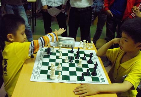 Nhiều kiện tướng cờ vua "nhí" phải so tài với nhau để vào vòng trong