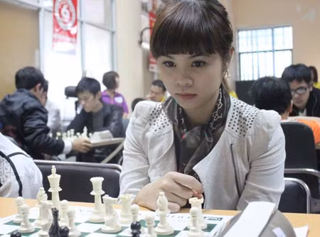 Nhiều hoa khôi của giải cũng "tròn mắt" để suy nghĩ từng nước đi của đối thủ