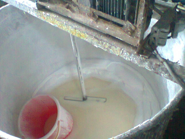 Trong quá trình quấy bột, người làm sẽ cho một ít phẩm màu vào, khi ra miến thành phẩm sẽ có màu vàng rất bắt mắt.