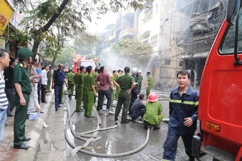 Các con đường dẫn về con phố nhỏ này bị ùn tắc, rối loạn tạm thời. Lực lượng chức năng thực hiện hướng dẫn, phân luồng phương tiện đảm bảo tình hình giao thông ổn định. Đến 12h, các phương tiện mới lưu thông được qua phố Sơn Tây. Các con đường dẫn về con phố nhỏ này bị ùn tắc, rối loạn tạm thời. Lực lượng chức năng thực hiện hướng dẫn, phân luồng phương tiện đảm bảo tình hình giao thông ổn định. Đến 12h, các phương tiện mới lưu thông được qua phố Sơn Tây.