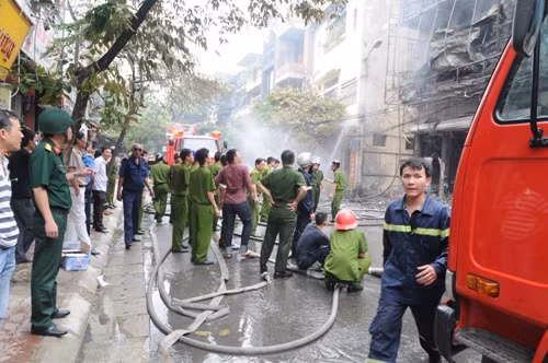 Lực lượng PCCC đã có mặt kịp thời để dập lửa.