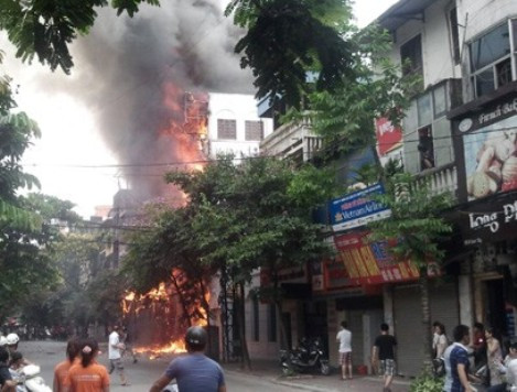 Ngọn lửa bắt đầu bùng phát rất lớn Ngọn lửa bắt đầu bùng phát rất lớn