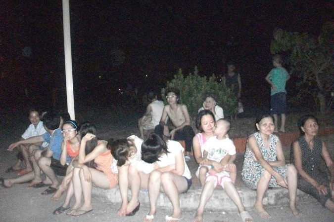 Rất nhiều người dân đã phải chạy bộ xuống sân , gà gật ngồi đợi đến tận 2h sáng vì chuông báo động giả.