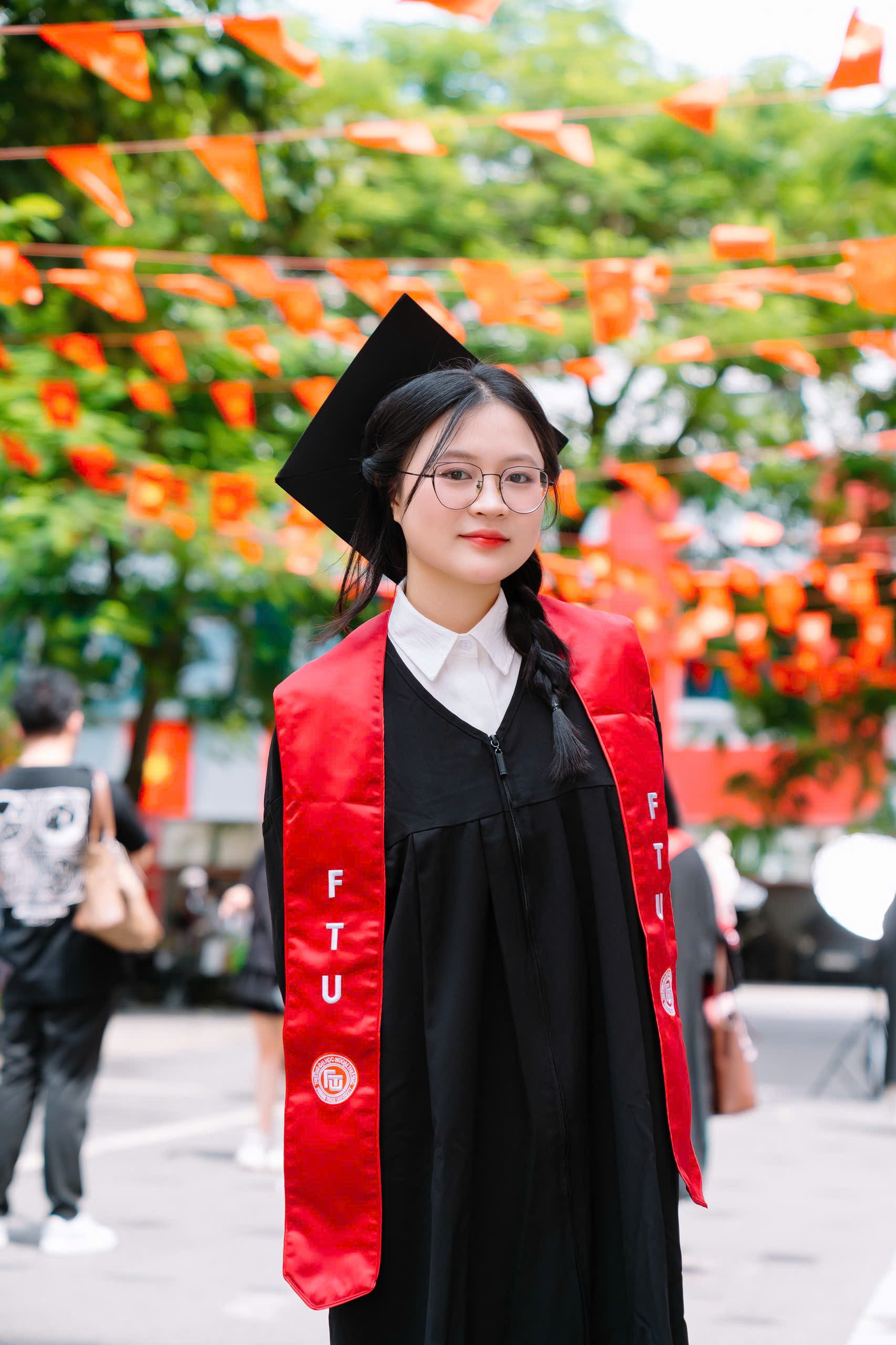 Em Nguyễn Thị Kim Oanh - Lớp Anh 01 JIB - K60 Viện Phát triển Nguồn Nhân lực Việt Nam - Nhật Bản (Viện VJCC), Thủ khoa tốt nghiệp chương trình Cử nhân Kinh doanh quốc tế theo mô hình tiên tiến Nhật Bản, đồng thời là sinh viên tốt nghiệp tiêu biểu toàn khóa K60. Ảnh: NVCC. z7016486627247-6c80c36c7d678ae79dfb4ac43cb5d938-2895.jpg