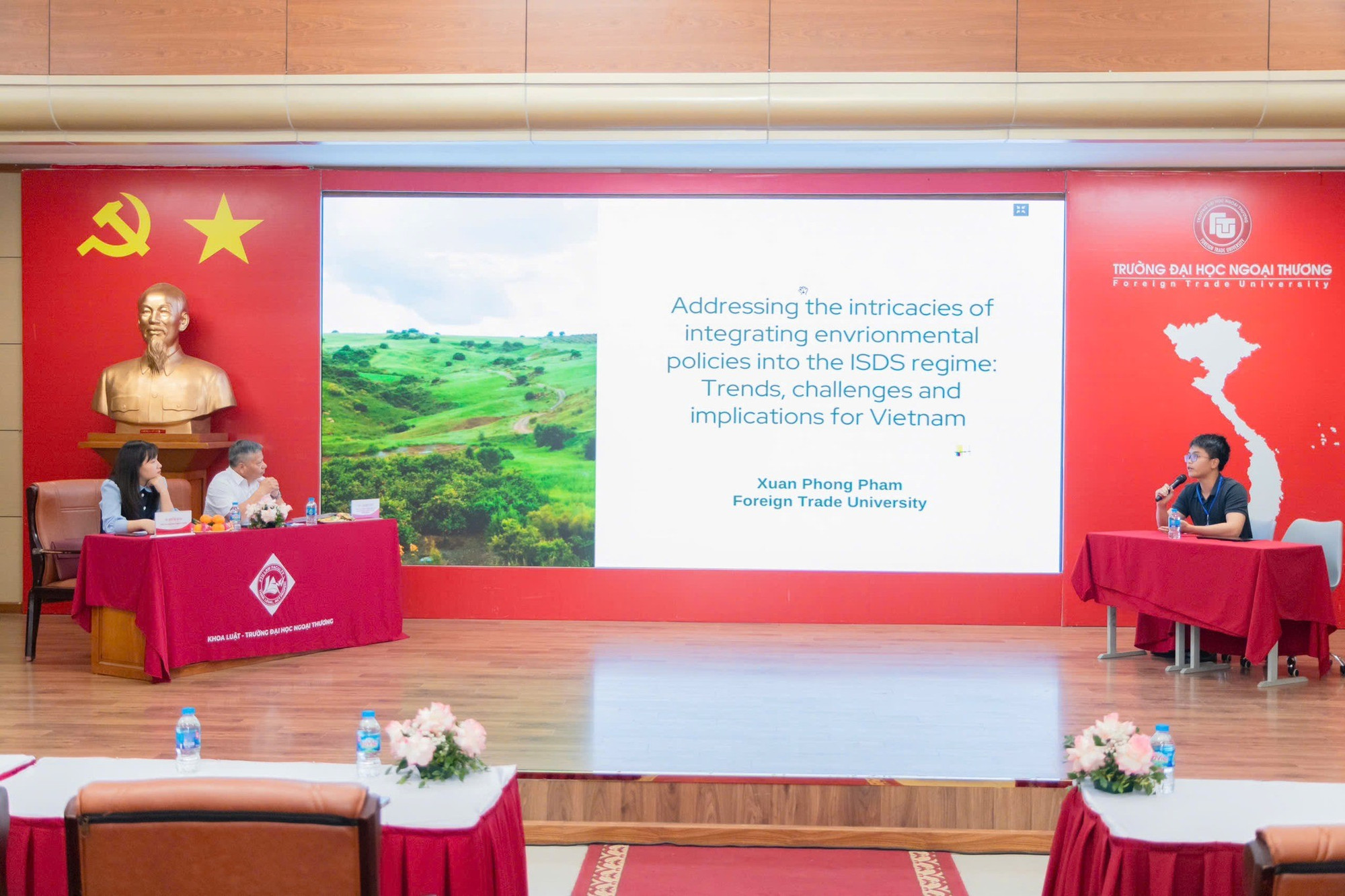 Phạm Xuân Phong (cầm mic) trình bày kết quả nghiên cứu tại Hội thảo Sinh viên Quốc tế 2025, tổ chức bởi Khoa Luật, Trường Đại học Ngoại thương và NEME Chair, Đại học Laval (Canada). Ảnh: NTCC. anh-7-pxp-cam-mic-trinh-bay-ket-qua-nghien-cuu-tai-hoi-thao-sinh-vien-quoc-te-2025-to-chuc-boi-khoa-luat-truong-dhnt-va-neme-chair-dh-laval-canada.jpg