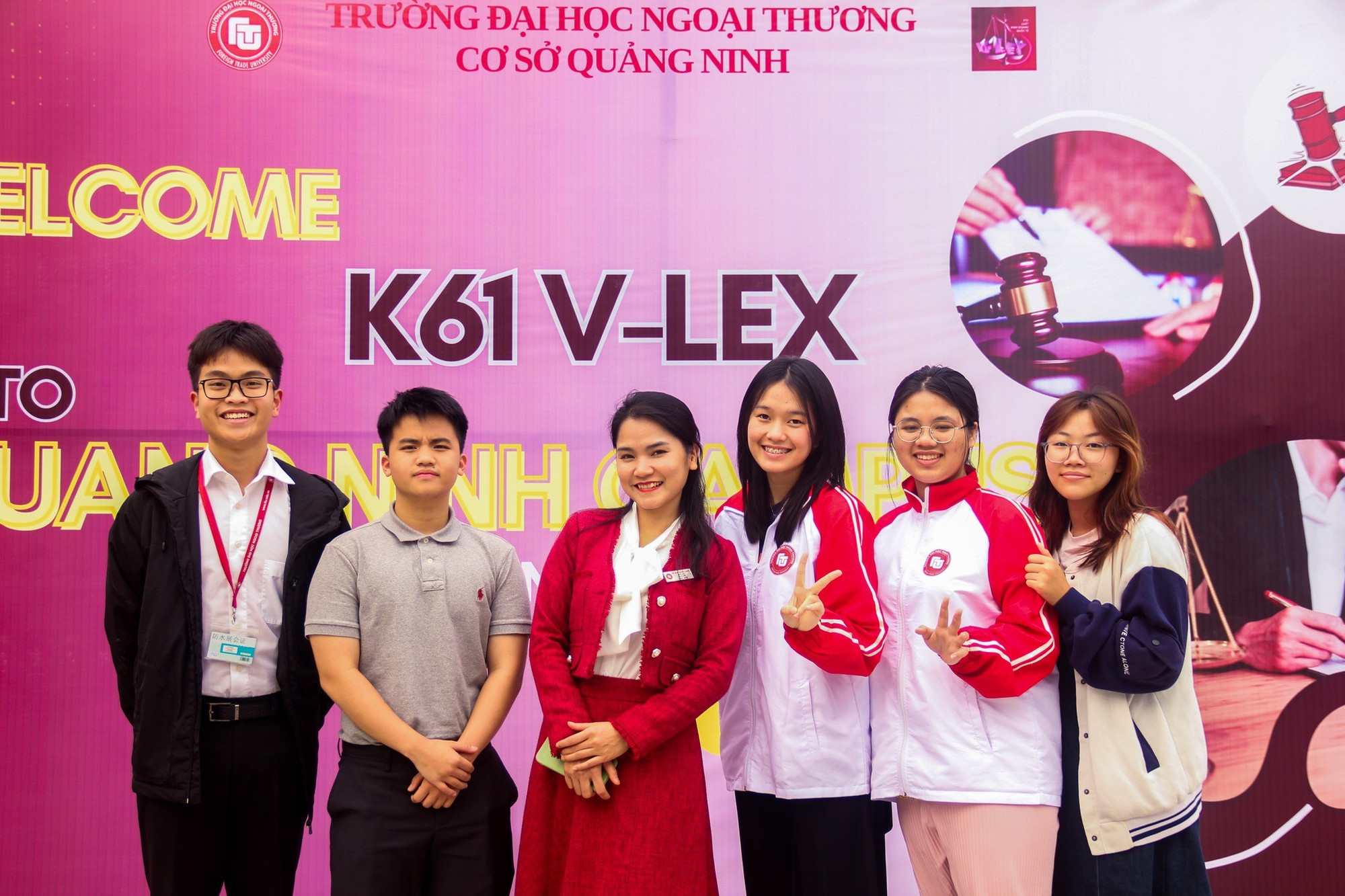 Phạm Xuân Phong (ngoài cùng bên trái) cùng nhóm sinh viên và giảng viên hướng dẫn trong khuôn khổ chương trình thực tế dành cho sinh viên V-LEX. Ảnh: NTCC. anh-5-pxp-ngoai-cung-ben-trai-cung-nhom-sinh-vien-va-giang-vien-huong-dan-mentor-trong-khuon-kho-chuong-trinh-thuc-te-danh-cho-sinh-vien-v-lex.jpg