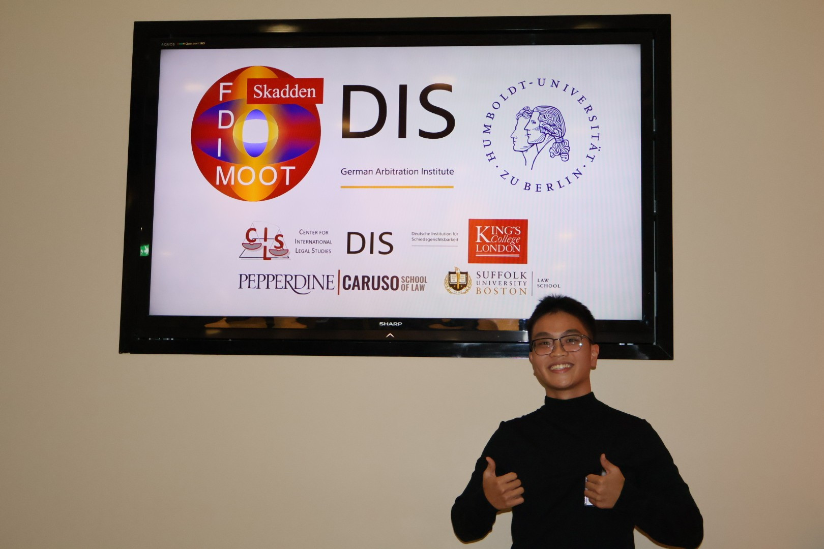 Phạm Xuân Phong tại đêm khai mạc cuộc thi FDI Moot 2024, vòng Quốc tế tại thủ đô Berlin, Cộng hòa Liên bang Đức. Ảnh: NTCC. anh-6-pxp-tai-dem-khai-mac-cuoc-thi-fdi-moot-2024-vong-quoc-te-berlin-chlb-duc.jpg