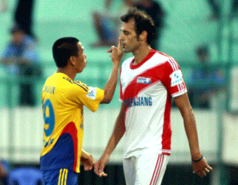 Cảnh tiền vệ Minh Lợi chĩa 'ngón tay thối' về phía Giovanni. Ảnh: CTV Cảnh tiền vệ Minh Lợi chĩa 'ngón tay thối' về phía Giovanni. Ảnh: CTV