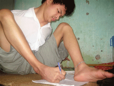 Nguyễn Kiều Anh Tuấn tật nguyền nhưng học tốt. Nguyễn Kiều Anh Tuấn tật nguyền nhưng học tốt.