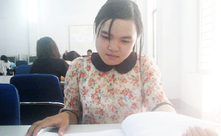 Em Nguyễn Thị Huyền luôn nỗ lực từng ngày để hoàn thành ước mơ của mình. Em Nguyễn Thị Huyền luôn nỗ lực từng ngày để hoàn thành ước mơ của mình.