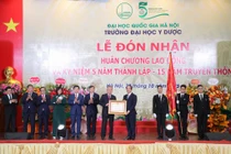 Trường Đại học Y Dược - Đại học Quốc gia Hà Nội vinh dự đón nhận Huân chương Lao động hạng Ba