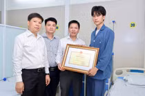 Quyền Bộ trưởng Bộ GDĐT tặng Bằng khen sinh viên dũng cảm cứu người