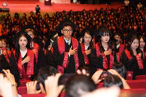 1.265 tân cử nhân Trường Đại học Ngoại thương cúi đầu tri ân cha mẹ trong ngày tốt nghiệp