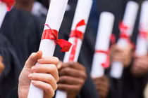 Bộ GDĐT đưa ra 2 phương án về thẩm quyền công nhận văn bằng do nước ngoài cấp để lấy ý kiến góp ý