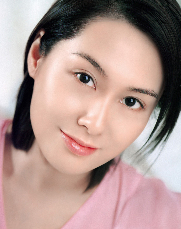 Nữ diễn viên kiêm ca sĩ Chu Ân mang vẻ đẹp ngọt ngào, dịu dàng, thuần khiết. Đôi mắt của cô cân đối, đạt chuẩn trên gương mặt phụ nữ Á Đông. Không những vậy, thần thái của đôi mắt còn vô cùng tĩnh tại. (Ảnh: Xinhua) Xem thêm: Ảnh hiếm: Chặng đường nhan sắc của "nữ thần mắt tím" Elizabeth Taylor