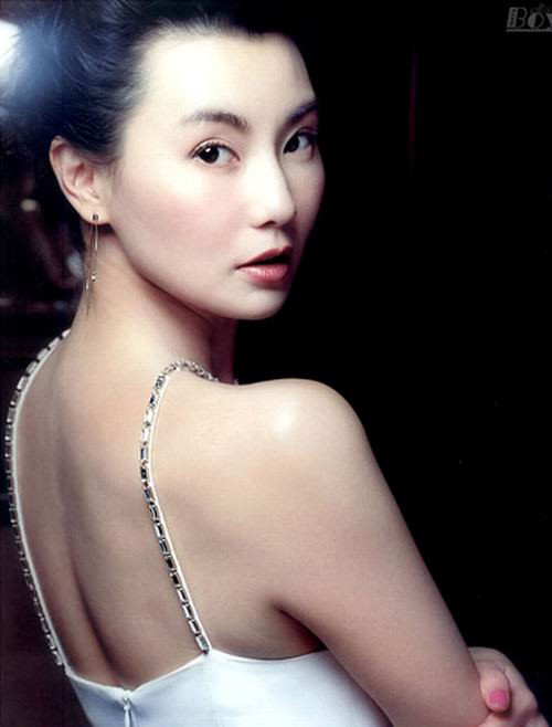 Trương Mạn Ngọc chưa bao giờ tự nhận mình là người phụ nữ có đôi mắt đẹp, nhưng sự thật đã chứng minh "cửa sổ tâm hồn" của cô đẹp và cực kỳ cuốn hút. (Ảnh: Xinhua) Xem thêm: Ảnh hiếm: Chặng đường nhan sắc của "nữ thần mắt tím" Elizabeth Taylor