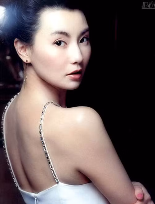 Trương Mạn Ngọc chưa bao giờ tự nhận mình là người phụ nữ có đôi mắt đẹp, nhưng sự thật đã chứng minh "cửa sổ tâm hồn" của cô đẹp và cực kỳ cuốn hút. (Ảnh: Xinhua) Xem thêm: Ảnh hiếm: Chặng đường nhan sắc của "nữ thần mắt tím" Elizabeth Taylor