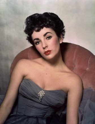Thiên thần mắt tím Elizabeth Taylor không bao giờ vắng mặt trong các cuộc bình chọn nhan sắc nói chung, bình chọn những đôi mắt đẹp nói riêng. Không biết đến bao giờ nhân loại mới sản sinh ra một mỹ nữ hương sắc vẹn toàn đến như vậy. (Ảnh: Xinhua) Xem thêm: Ảnh hiếm: Chặng đường nhan sắc của "nữ thần mắt tím" Elizabeth Taylor
