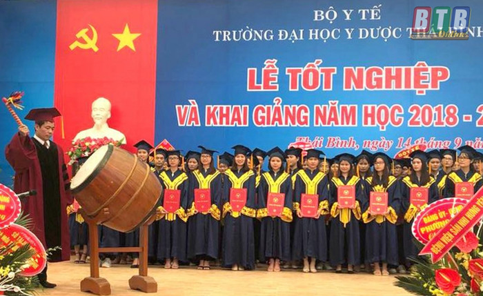 Nhà giáo nhân dân, Phó giáo sư Hoàng Năng Trọng, Hiệu trưởng nhà trường đánh trống khai giảng năm học mới. (Ảnh: CTV) Nhà giáo nhân dân, Phó giáo sư Hoàng Năng Trọng, Hiệu trưởng nhà trường đánh trống khai giảng năm học mới. (Ảnh: CTV)