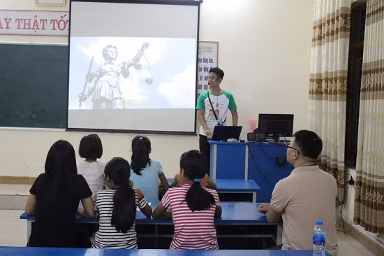 Nhiều trung tâm ngoại ngữ tại Hải Phòng thu hút đông đảo học sinh (Ảnh: Lã Tiến)