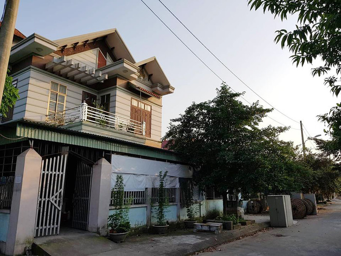 Các hộ dân nhận đất tái định cư đã gần 9 năm nhưng chưa được cấp "sổ đỏ" (Ảnh: Lã Tiến) Các hộ dân nhận đất tái định cư đã gần 9 năm nhưng chưa được cấp "sổ đỏ" (Ảnh: Lã Tiến)