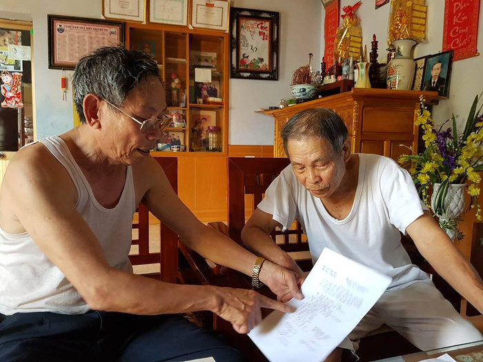 Bức xúc vì mãi không được cấp "sổ đỏ", các hộ dân liên tục có đơn gửi chính quyền các cấp (Ảnh: Lã Tiến) Bức xúc vì mãi không được cấp "sổ đỏ", các hộ dân liên tục có đơn gửi chính quyền các cấp (Ảnh: Lã Tiến)