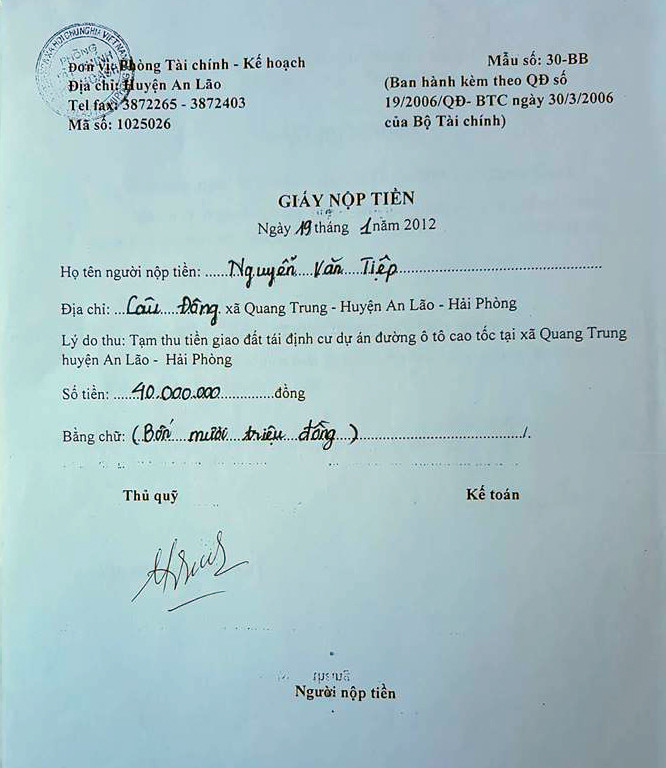 Các hộ dân đã tạm nộp tiền sử dụng đất tái định cư và có giấy biên nhận (Ảnh: Lã Tiến) Các hộ dân đã tạm nộp tiền sử dụng đất tái định cư và có giấy biên nhận (Ảnh: Lã Tiến)