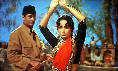 Điệu múa “Piya Tose Naina Laage Re” của nữ diễn viên kiêm vũ công Waheeda Rehman. Điệu múa “Piya Tose Naina Laage Re” của nữ diễn viên kiêm vũ công Waheeda Rehman.